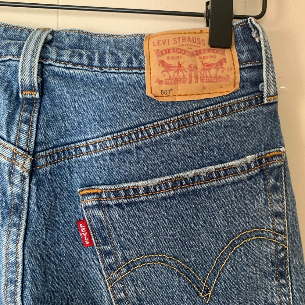 Levi’s 501 Original Straight Leg Jeans Medium Wash High Rise (25w x 30l) - Picture 2 of 5